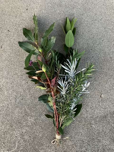 剪定枝を利用したスワッグ